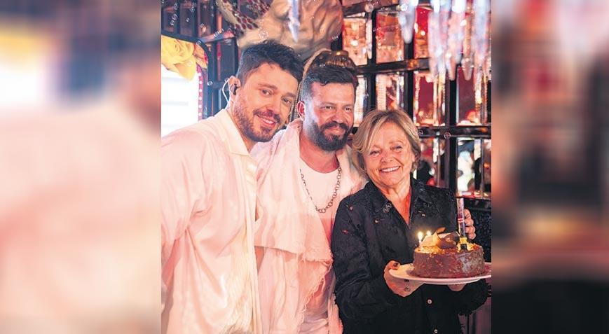 Annesinin doğum gününü kutladı