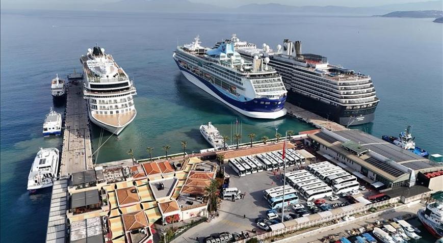 Kuşadasında kruvaziyer hareketliliği sürüyor