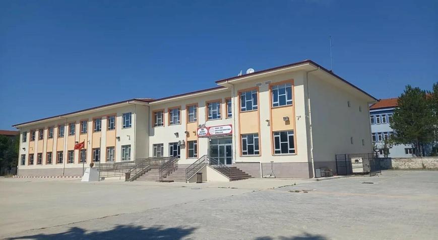 Kütahyada 19 öğrenci gıda zehirlenmesi şüphesiyle hastaneye kaldırıldı