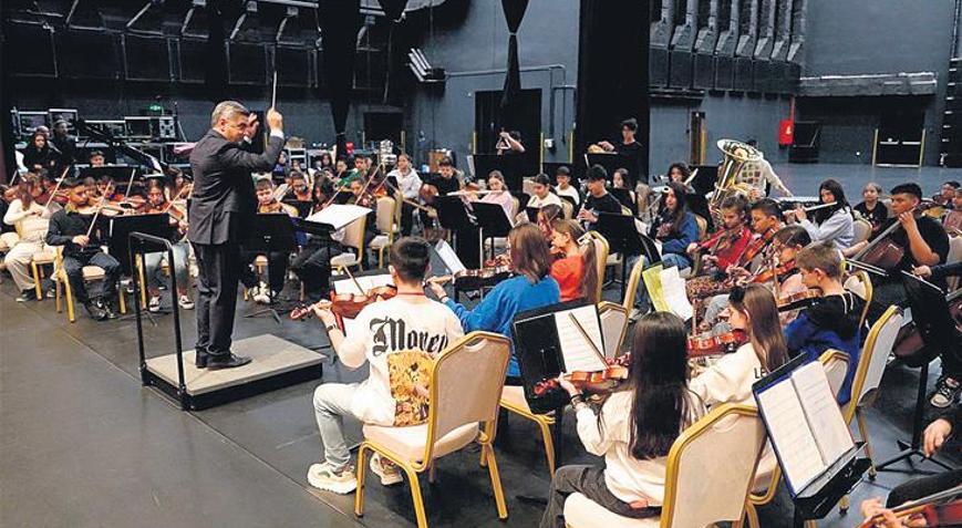 Cumhurbaşkanlığı Çocuk Orkestrası ve Korosu sahnede