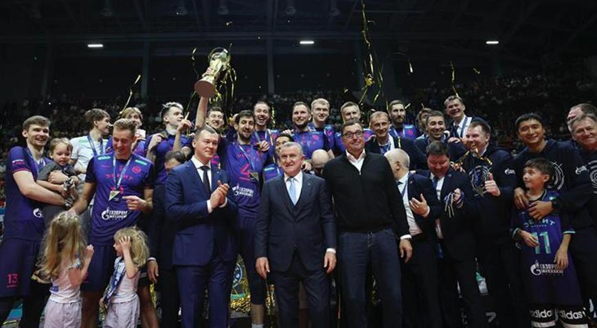 Bakan Bak, Rusyada şampiyona kupasını verdi