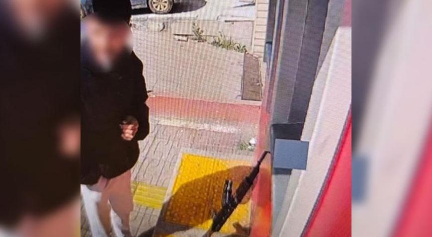 İstanbulda akılalmaz anlar Uzun namlulu silahla gelip ATMden para çekti
