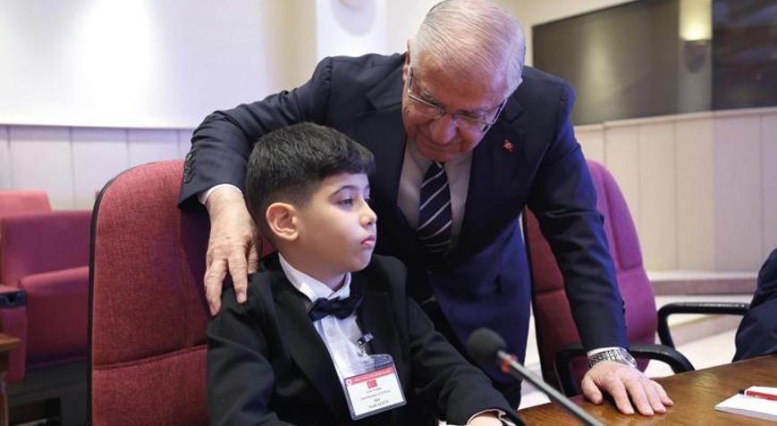 Bakan Güler, şehit ve gazi çocuklarıyla bir araya geldi