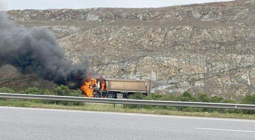 Gaziantep’te, seyir halindeki kamyon yandı