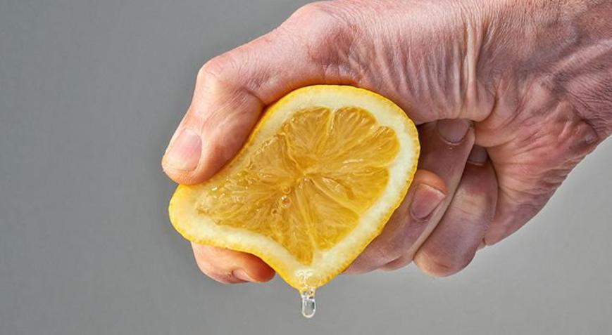 Limondan daha fazla su çıkaran teknik Bilek gücü harcamanıza gerek bile yok