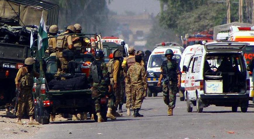 Pakistanda düzenlenen bombalı saldırıda 4 güvenlik görevlisi öldü