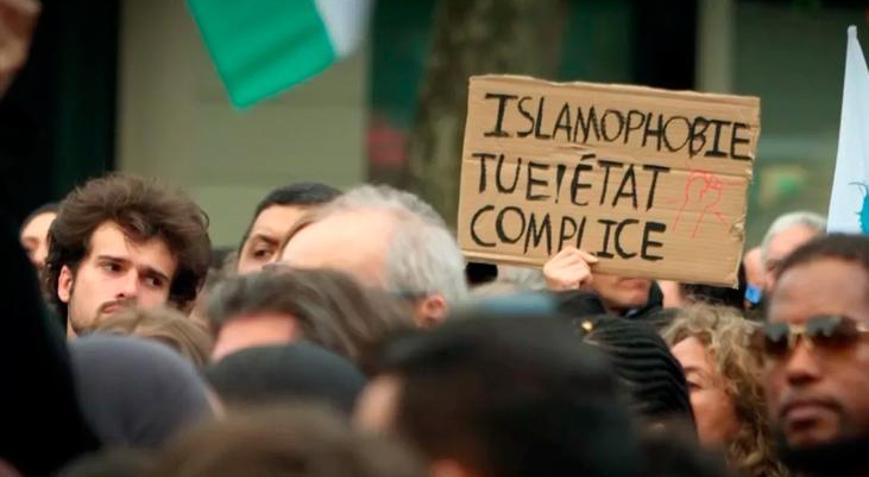 Fransada bir camide vahşice öldürülen kişi için yüzlerce kişi Pariste toplandı: İslamofobi öldürür