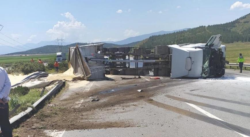 Gaziantep’te devrilen TIR’ın sürücüsü yaralandı, yolda uzun araç kuyruğu oluştu