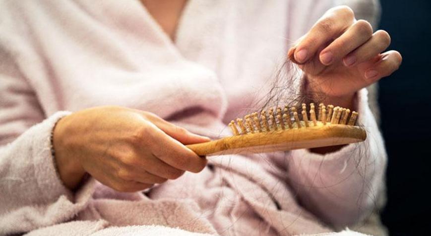 Bir şey olmaz demeyin Tiroid bile çıkıyor, dökülen saçlara dikkat