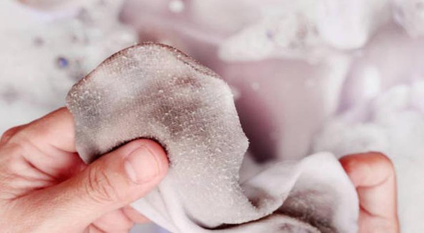 Bembeyaz çorap altlarının sırrı buymuş meğer Çorapları sakız gibi beyazlatacak