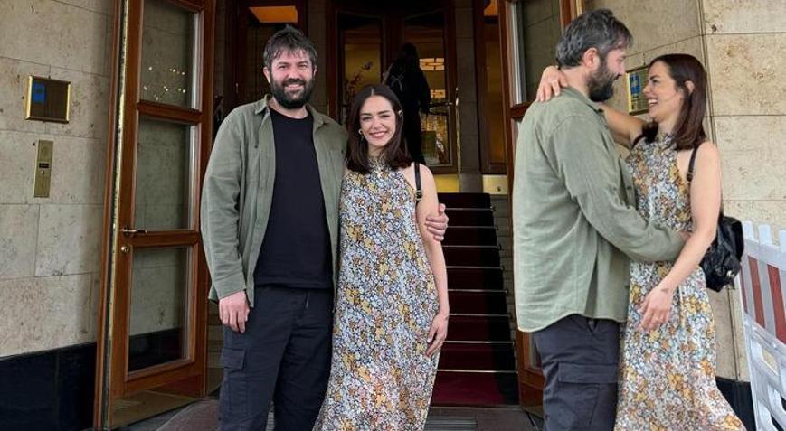 Romantik tatilde evlenme teklifi Ünlü oyuncu yönetmen sevgilisine evet dedi