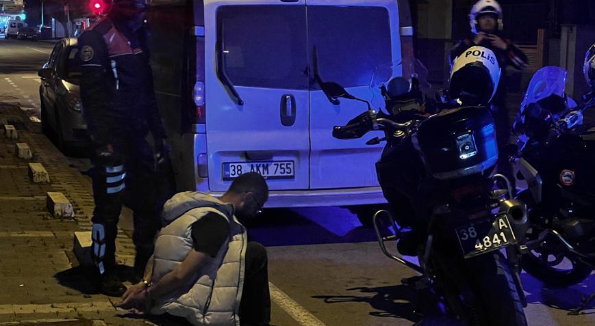 Cezaevinden izinli çıktı, polisten kaçmak isterken uyuşturucuyla yakalandı