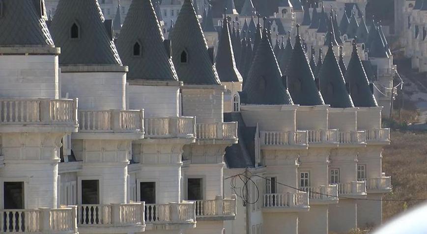 Peri Masalı dolandırıcılığında büyük vurgun Boludaki şato evler için toplanan paraların akıbeti belli oldu