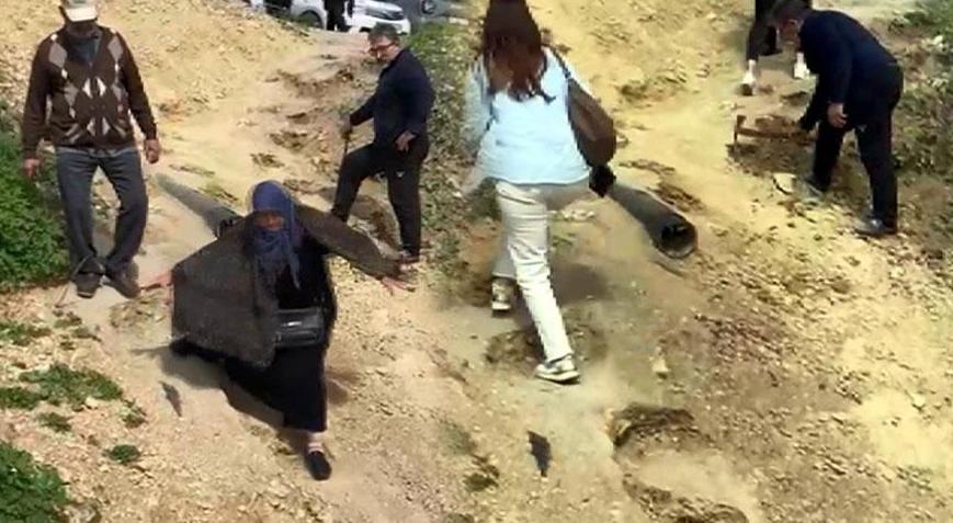 8 metrelik tepede Hastaneye gidenler çukurları görünce şoke oluyor