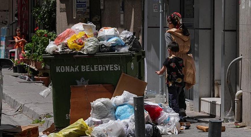 İşçiler greve gitti, şehir çöp kente dönüştü