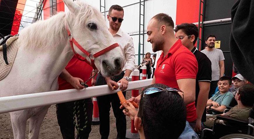 Hipodrom.comdan anlamlı proje Atlar ve özel çocuklar buluştu
