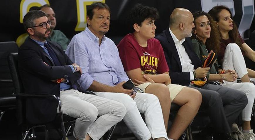 Ergin Ataman, Galatasarayı yalnız bırakmadı Sarp Ataman da tribünde