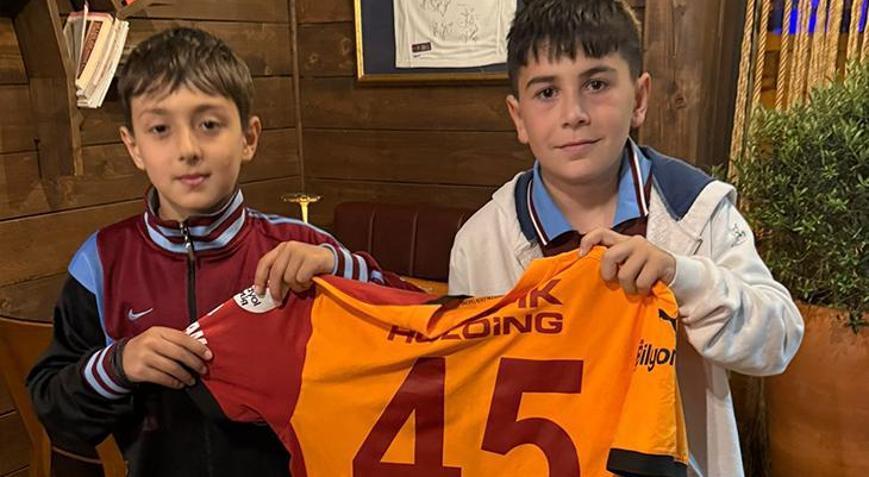 Osimhen’in formasını alan Trabzonsporlu çocuktan formayı bir koleksiyoner aldı