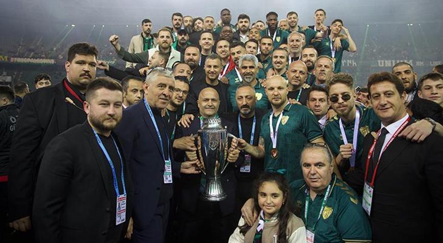Süper Lige yükselen Kocaelispor şampiyonluk kupasını aldı