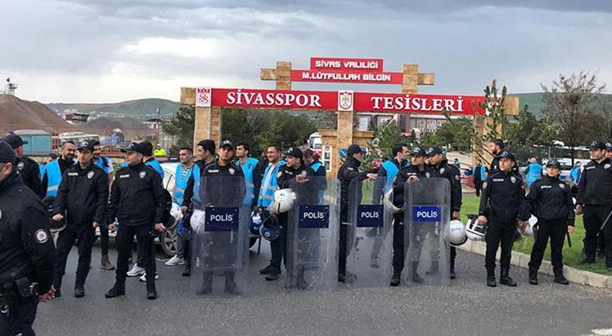 Sivasspora taraftarlardan tesislerde protesto şoku