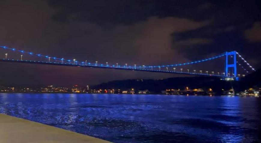 FSM Köprüsü maviye büründü