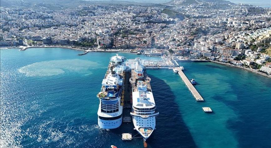 Kuşadasına 3 kruvaziyerle 8 bin 560 turist geldi