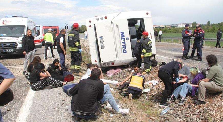 Yer: Konya Yolcu otobüsü devrildi, çok sayıda yaralı var