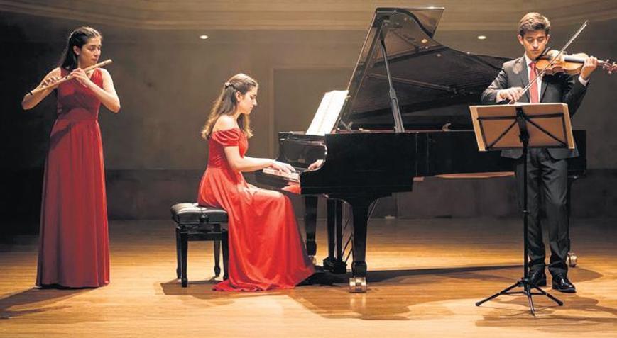 Sahne gençlerin