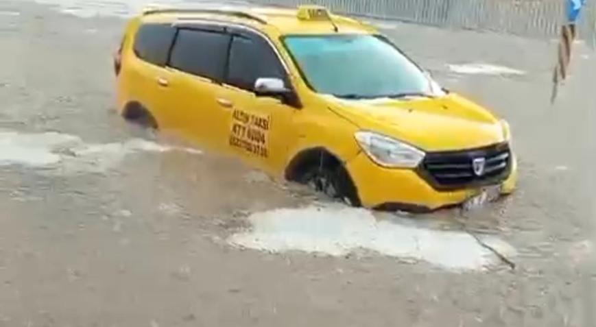 Mardinde sağanak; cadde ve sokaklar suyla doldu