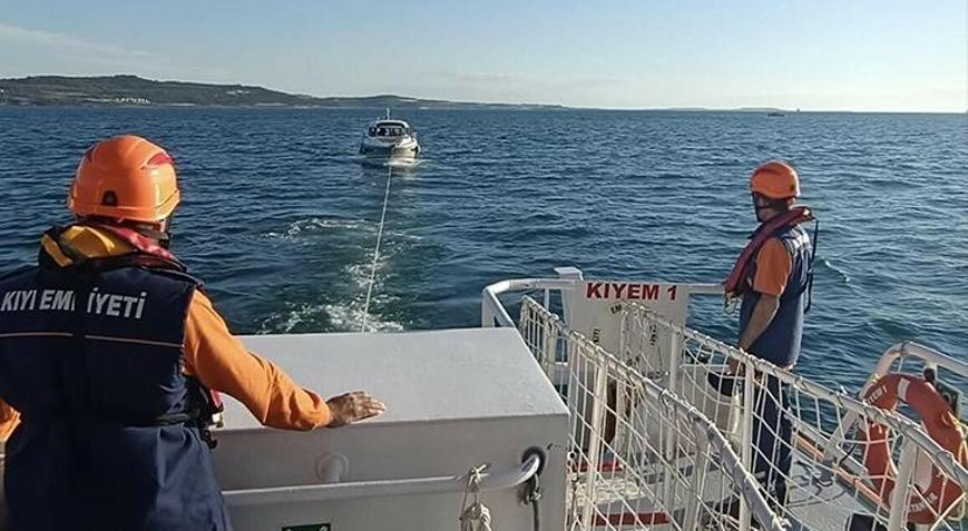 Sürüklenen tekne Çanakkale Marinaya yanaştırıldı