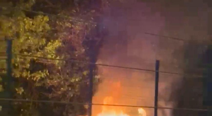 İstanbul - Mecidiyeköyde otomobil alev alev yandı; D-100 karayolu trafiğe kapatıldı