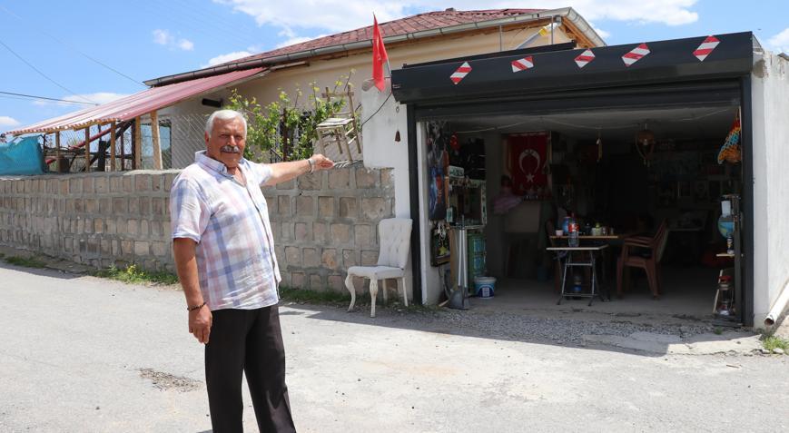 40 yıldır biriktirdiği eşyalarını evinin garajında müzeye dönüştürdüğü bölümde sergiliyor