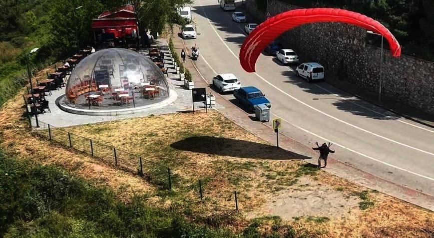 Ekstrem sporcusu Mertcan, arkadaşlarıyla oturduğu kafeteryadan evine paraşütle gitti