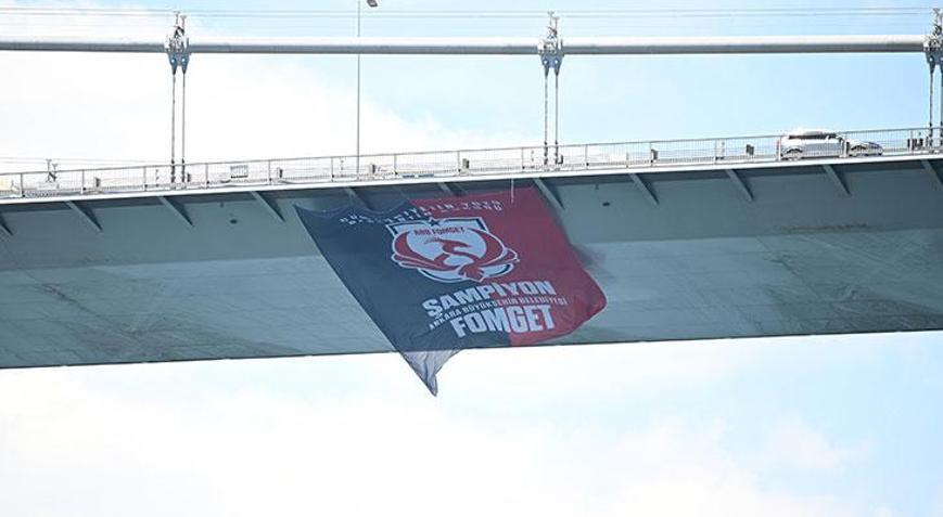 Şampiyon ABB FOMGETin bayrağı İstanbul Boğazı’nda