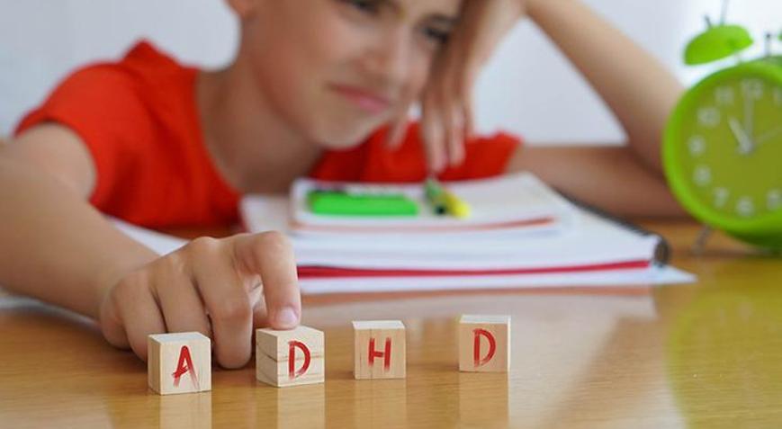 Çocukta, 12 yaşından önce başlayan ve altı aydan uzun süren belirtilere dikkat