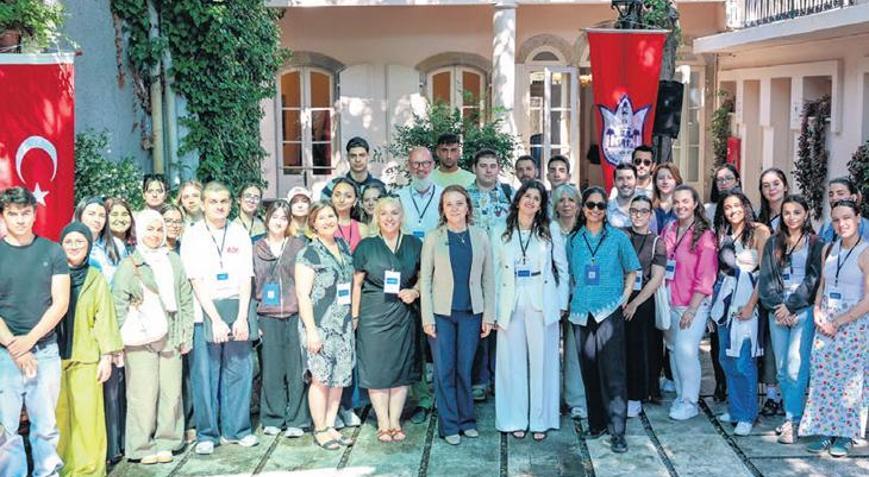 Dünya gençleri Tarihi Konak’ta
