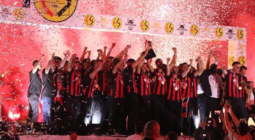 Eskişehirspor şampiyonluğu taraftarıyla kutladı
