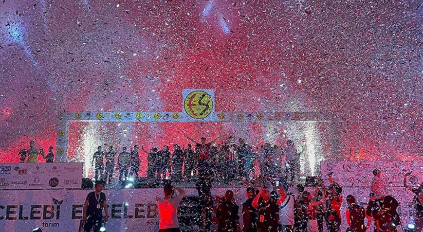 Eskişehirspor taraftarıyla beraber şampiyonluğunu kutladı