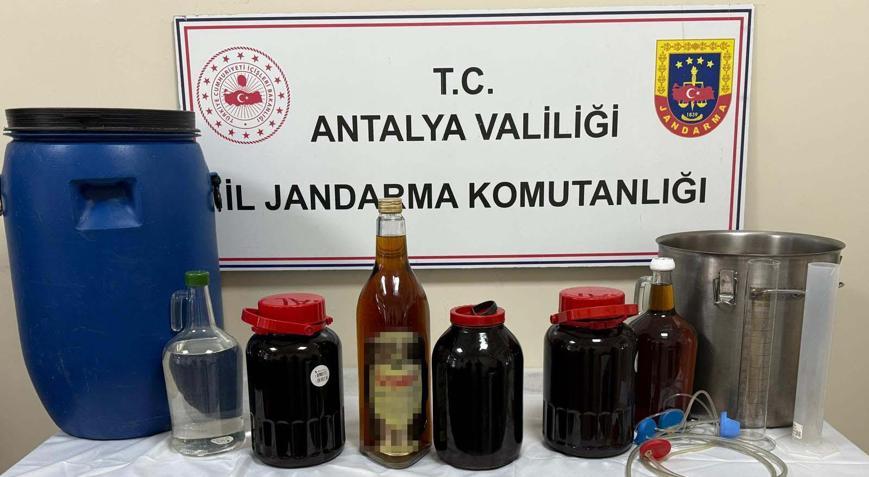 Evinde sahte içkiyle yakalandı