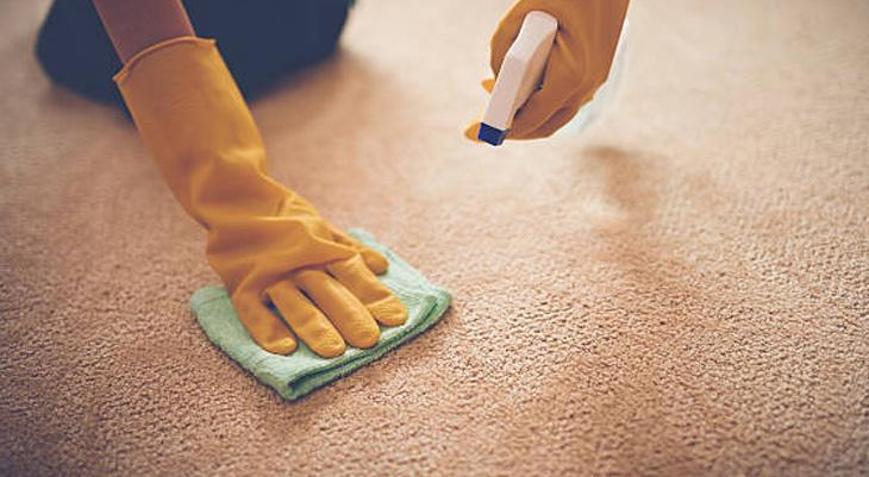 Halıdaki yağ lekesini anında temizleyen doğal karışım Temizlik uzmanlarından kesin çözüm