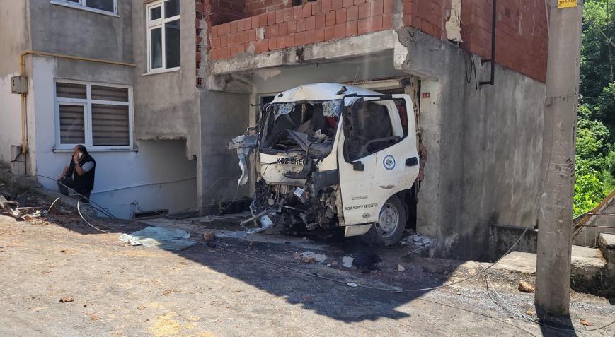 Kaza sonrası evin garajına giren kamyonet: 2 yaralı