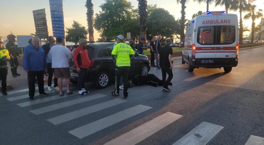 Otomobilin yaya geçidinde çarptığı kişi yaralandı; kaza kamerada