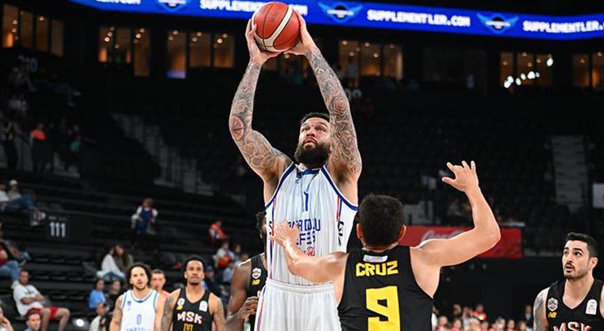 Anadolu Efes, seride 1-0 öne geçti