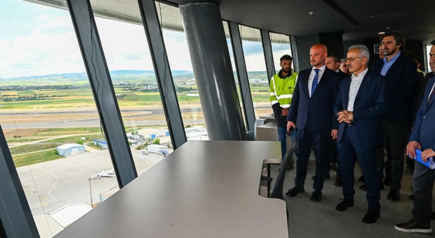 Bakan Uraloğlu, yeni hava trafik kontrol kulesindeki çalışmaları yerinde inceledi