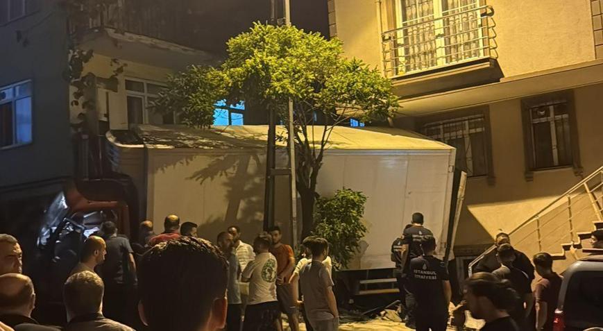 İstanbul - Pendik’te kamyonet iki araca ve binaya çarptı