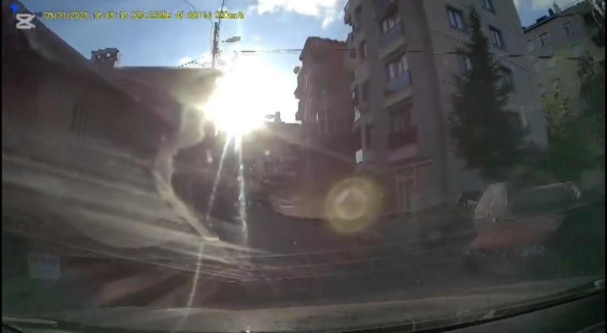 İstanbul - Pendikte trafikte tartıştığı sürücüye eşi ve kızının yanında bıçak çekti; o anlar kamerada
