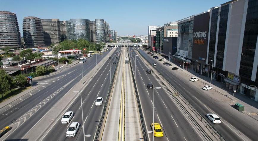 Bayramın ilk günü İstanbulda yollar boş kaldı