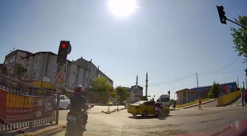 İstanbul - Şişli’de taksi ile çarpışan motosikletin sürücüsü yaralandı