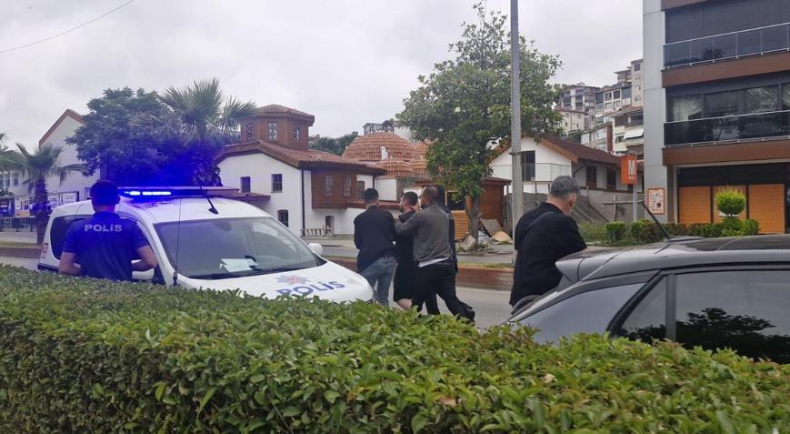 Tanımadığı kadına gül vermek istedi, reddedilince bıçak gösterdi