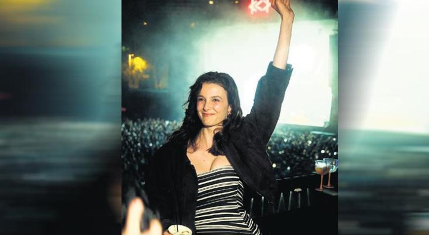 Dizinin başarısının tadını çıkarıyor